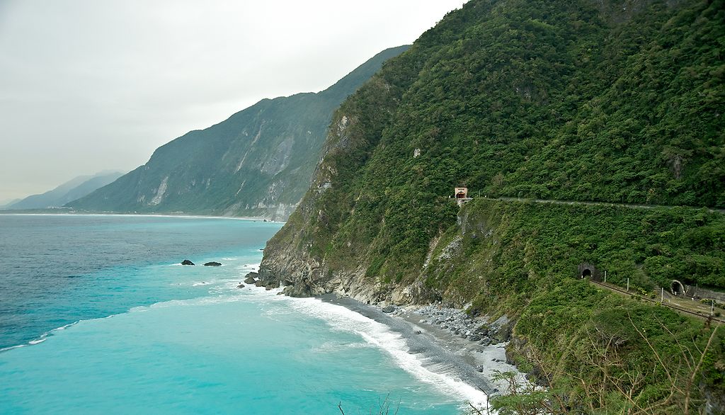 1024px-Taiwan_2009_CingShui_Cliffs_on_SuHua_Highway_FRD_6762_Pano_Extracted.jpg