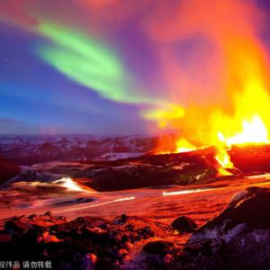 英国摄影师拍冰岛极光伴随火山喷发美景